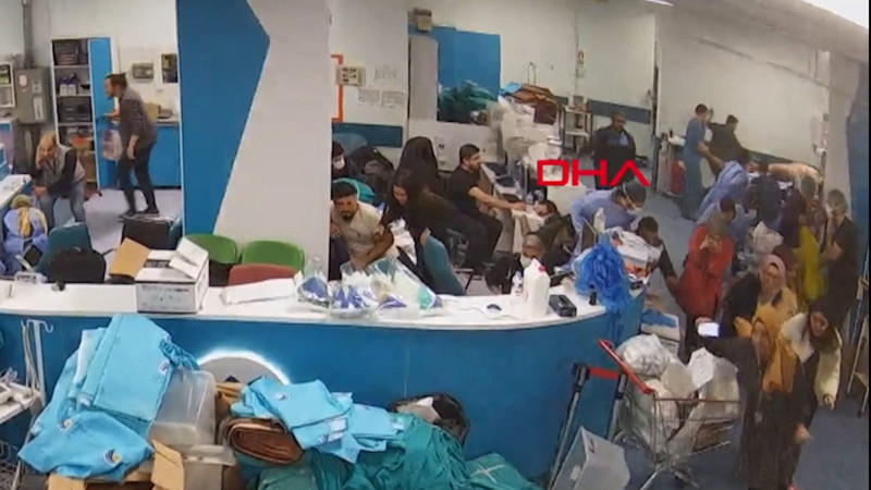 6 Şubat'taki ikinci depreme hastanede yakalanan doktorlar, sedyedeki hastayı bırakmadı