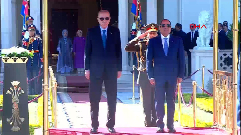 Cumhurbaşkanı Erdoğan, Mısır’da resmi törenle karşılandı