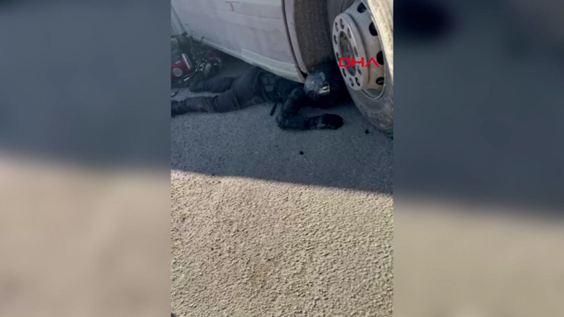 TIR'ın altında sıkışan motosikletin sürücüsünü kaskı ve koruyucu kıyafetleri kurtardı