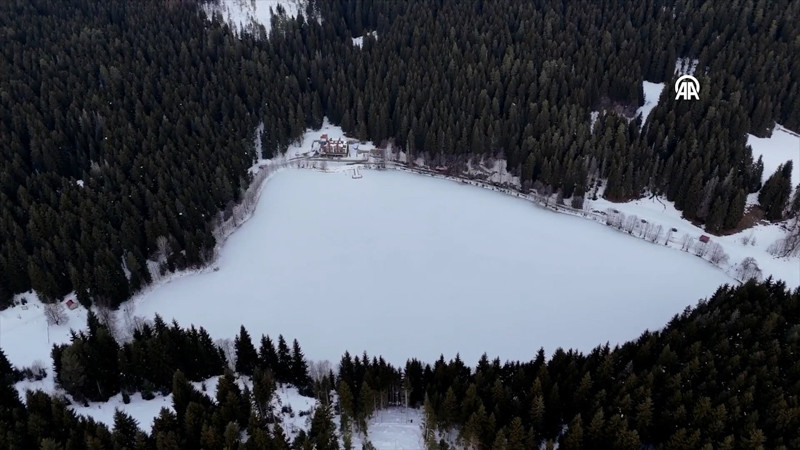 Artvin'in "sakin şehir" ünvanlı Şavşat ilçesindeki Karagöl'ün yüzeyi buz tuttu