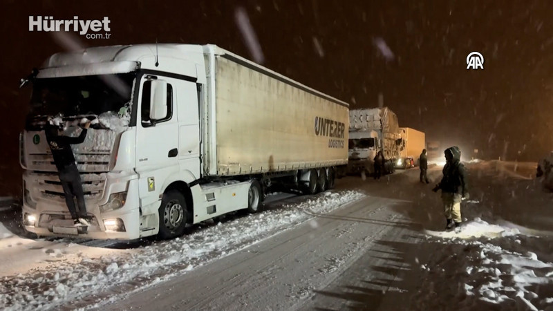 Ağrı'da kar ve tipi ulaşımı aksatıyor