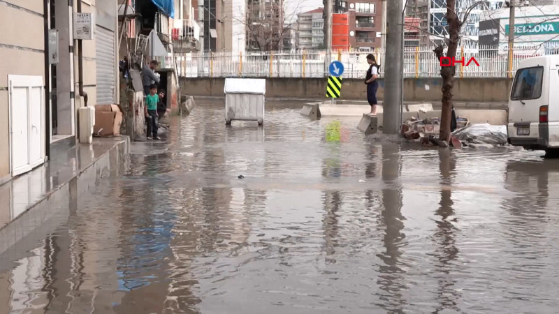 İzmir'de etkili olan sağanak yaşamı olumsuz etkiledi