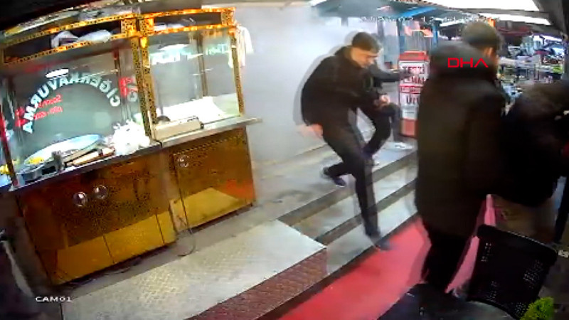 Küçükçekmece'de kontrollü yıkılan bina, yanındaki başka binaya devrildi!