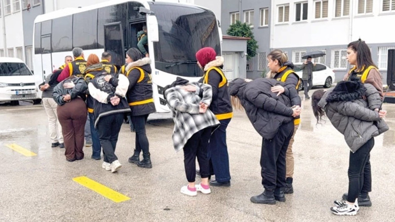 Sahte kimliklerle kredi kullanan şebekeye yönelik operasyon