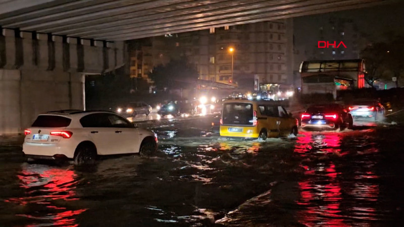 Adana'da sağanak; cadde ve sokaklar göle döndü