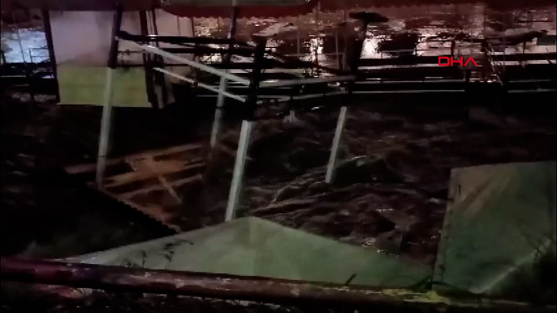 Antalya'yı sağanak vurdu! 7 ilçede okullar tatil edildi