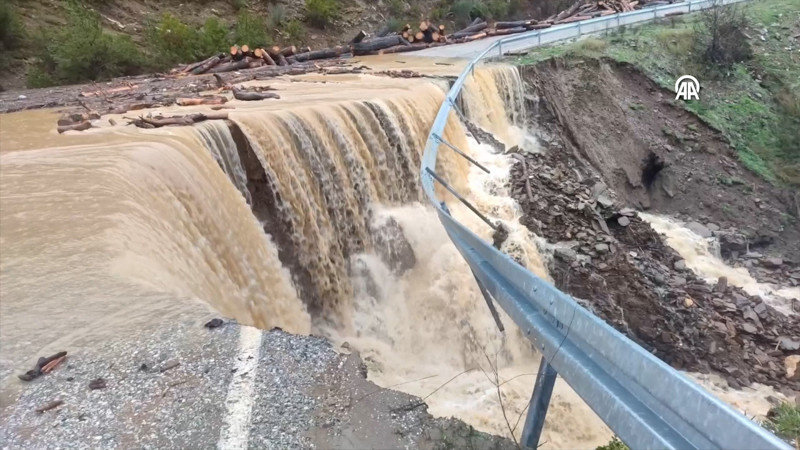 İzmir'de yağış nedeniyle çöken Ödemiş-Turgutlu yolu trafiğe kapatıldı