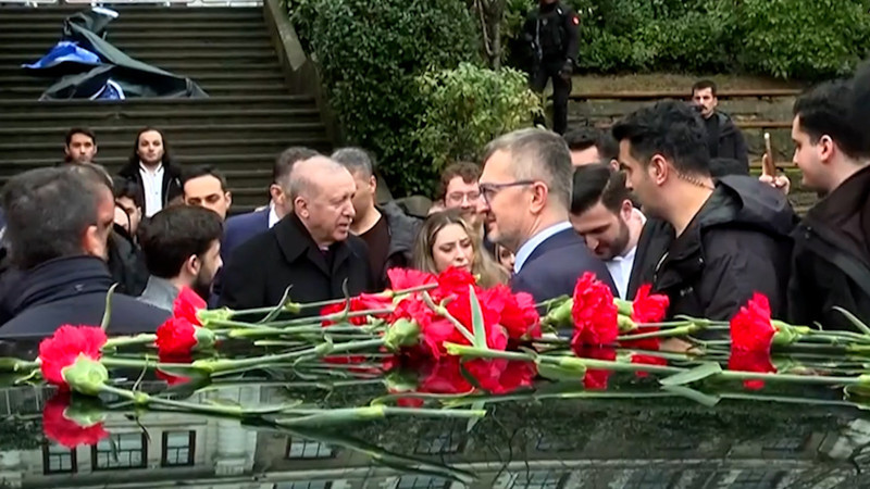 Cumhurbaşkanı Erdoğan, Boğaziçi Üniversitesi öğrencileri tarafından karanfillerle karşılandı