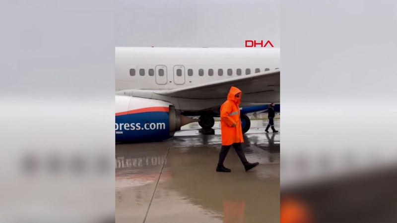 Kalkışa hazırlanan uçağın iniş takımları kırıldı