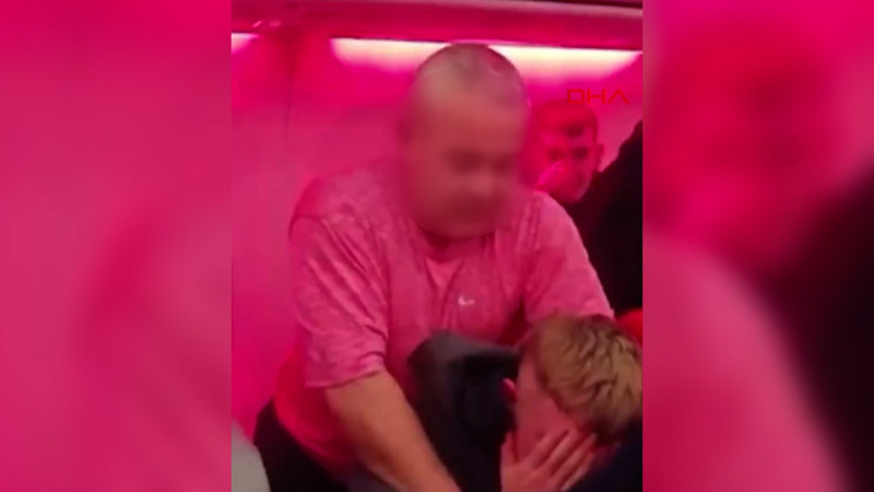 Antalya'dan kalkan uçaktaki yolcuların kavgası kamerada