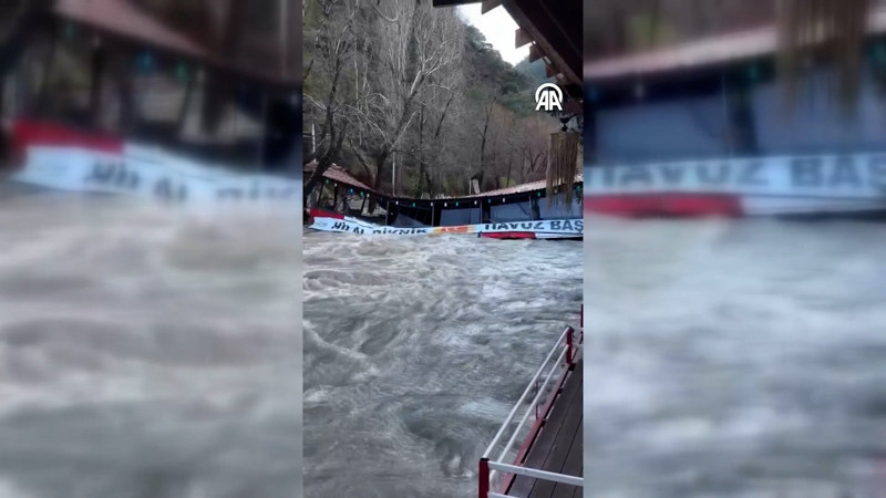 Alanya'da su baskını: Dim Çayı'nda bir piknik işletmesine ait köprünün yıkılma anı kamerada