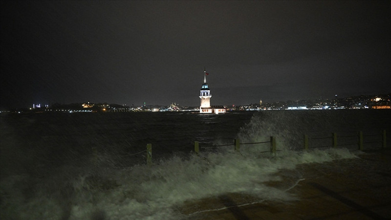 İstanbul'da fırtına nedeniyle bazı binaların çatısı uçtu, denizde dev dalgalar oluştu