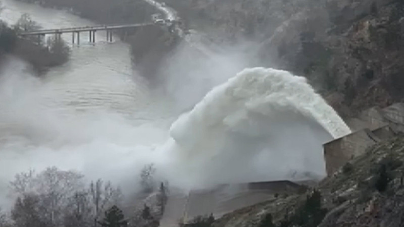 Manavgat'taki 2 barajdan kontrollü su bırakılmaya başlandı