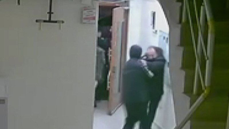 Kalabalık grup önce darp etti, sonra yağmalamaya çalıştı: Korku dolu anlar kamerada!