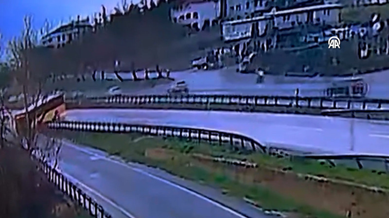 Büyükçekmece'de İETT otobüsü yol kenarındaki bariyere çarptı