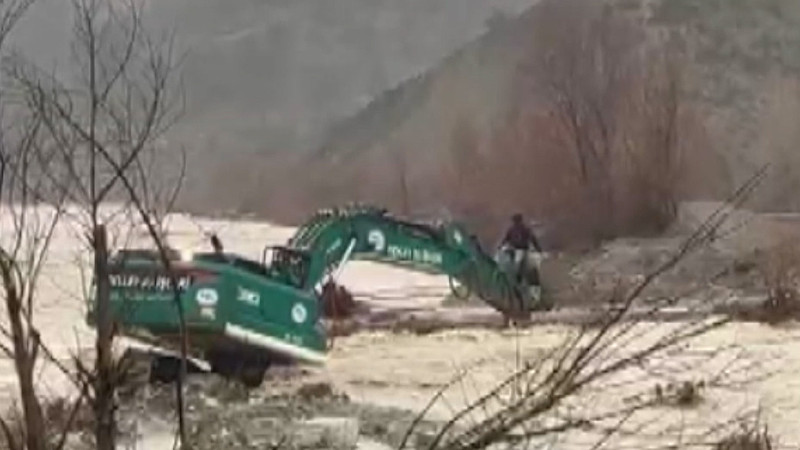 Kahramanmaraş’ta dere taştı, mahsur kalan vatandaş iş makinesiyle kurtarıldı