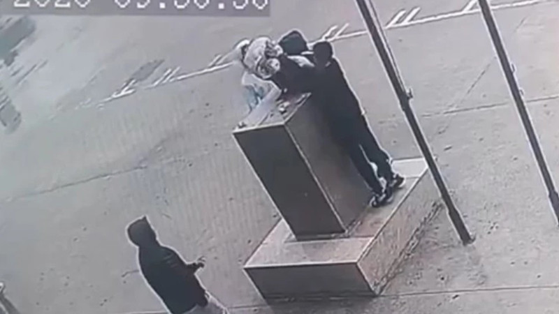 Fırtınada düşmek üzere olan Atatürk büstünü öğrenciler el birliği ile korudu