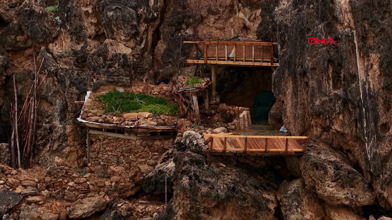 Falezlerdeki kaçak baraka ve asansörü mühürlendi