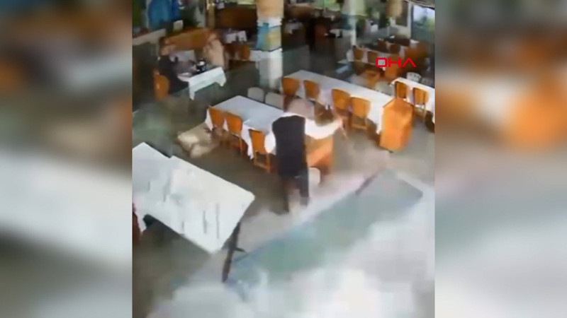 Restorana vuran dev dalganın çalışanı sürüklendiği anlar kamerada