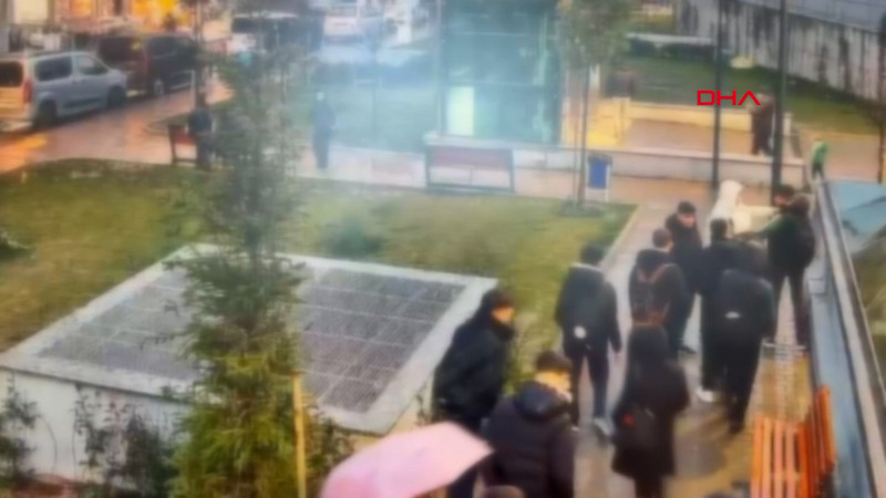 Bağcılar'da kavgayı ayırmak isterken 6 yerinden bıçaklandı!