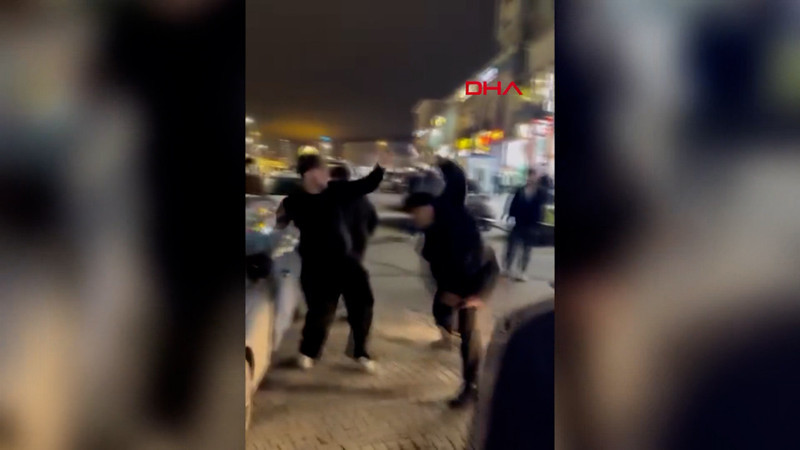 Başakşehir'de iftarın ardından iki grup arasında çıkan kavga kamerada