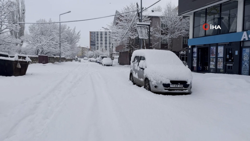 Patnos’ta kar sürprizi: İlçe merkezine 40 cm kar yağdı