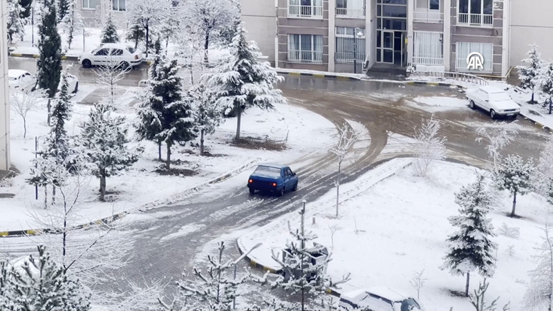 Ankara'da kar yağışı: Sokaklar beyaz örtüyle kaplandı