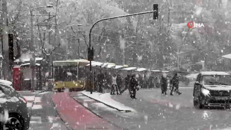 Bursa'da şehir merkezinde kar yağışı