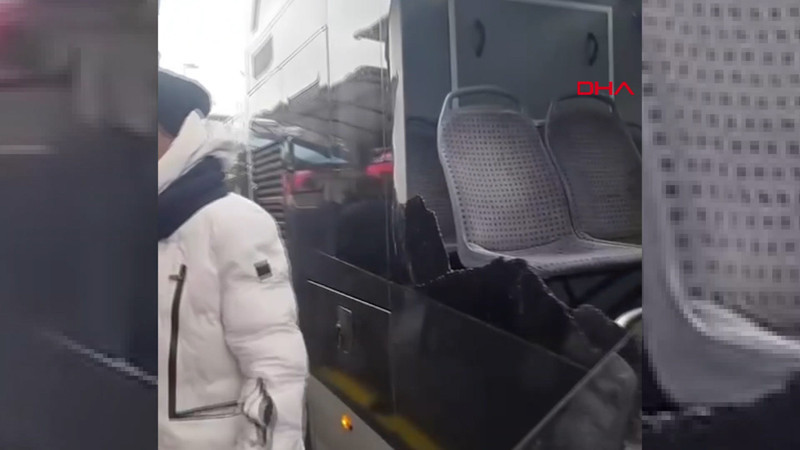 Avcılar'da iki metrobüs çarpıştı