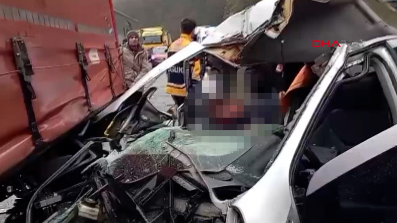 Artvin’de otomobil, TIR’a çarptı; 2 ölü, 1 yaralı