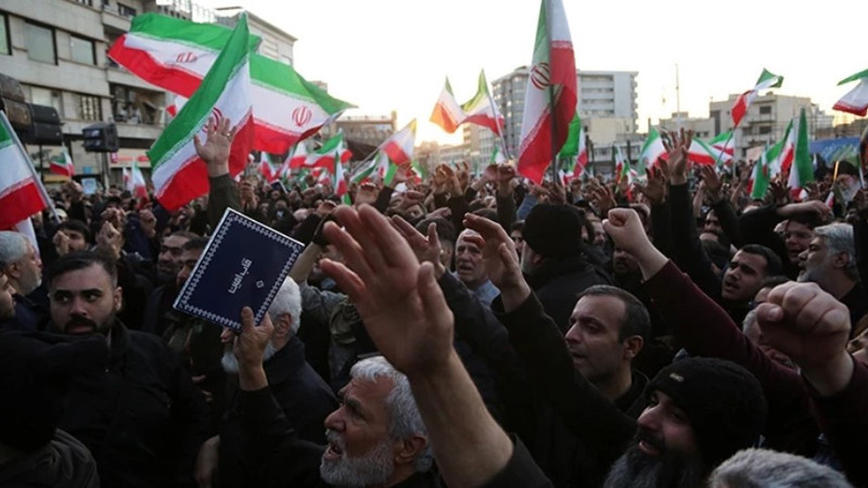 İran'da Hamaney'in ölümü yüz binleri sokağa döktü