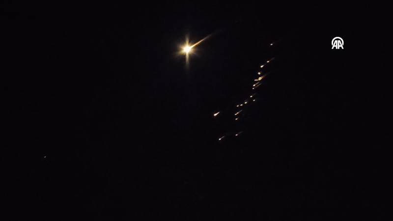 İran'dan İsrail'e misilleme olarak ateşlenen füzeler Ramallah ve El Halil kenti semalarında görüntülendi