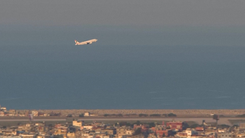 Beyrut'ta duman ve patlamaların ortasında ticari uçak havalandı