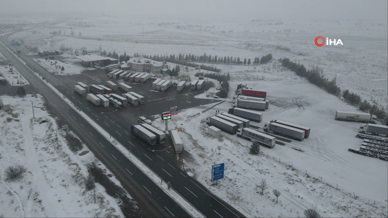 Erzincan’da kar yağışı ulaşımı aksattı