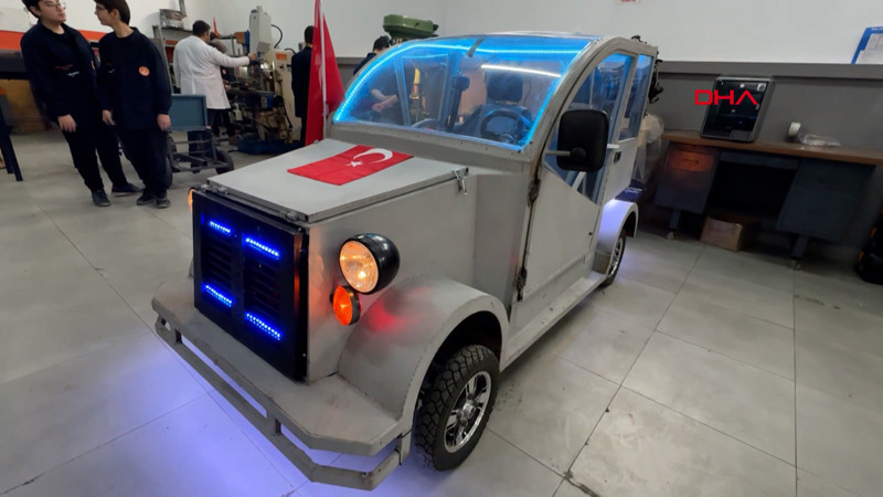 Lise öğrencileri geri dönüşüm malzemeleri ile araç üretti