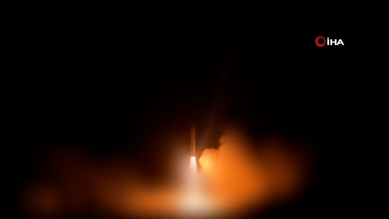 İran: "Tel Aviv'e 1 tonluk savaş başlığı taşıyan balistik füze ateşledik"