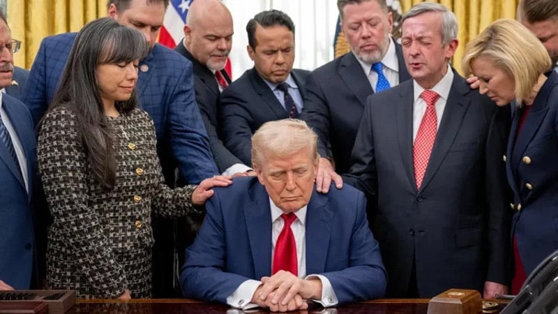 Trump'ın etrafını sarıp dua ettiler