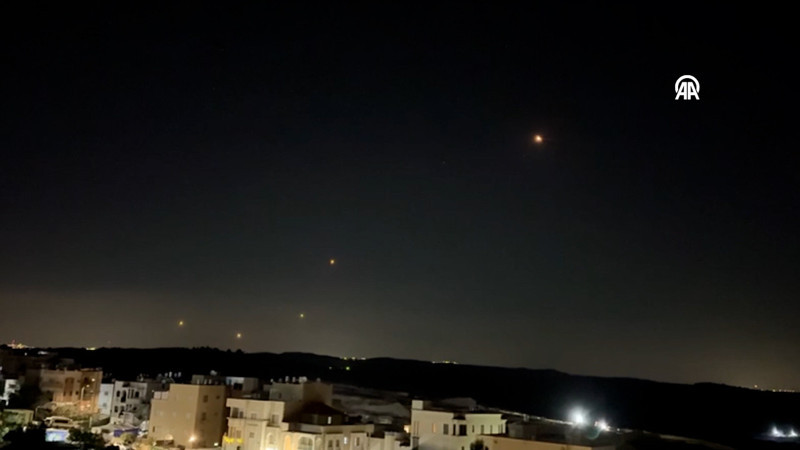 İran'dan İsrail'e fırlatılan misilleme füzeleri Hayfa semalarında görüntülendi