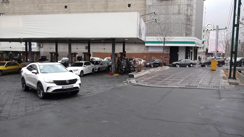 İran’da petrol depolama alanlarının vurulması nedeniyle Tahran’daki benzin istasyonlarında kuyruk oluştu