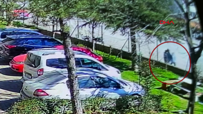 El freni çekilmeyen otomobil, dede ve torunlarını ezdi