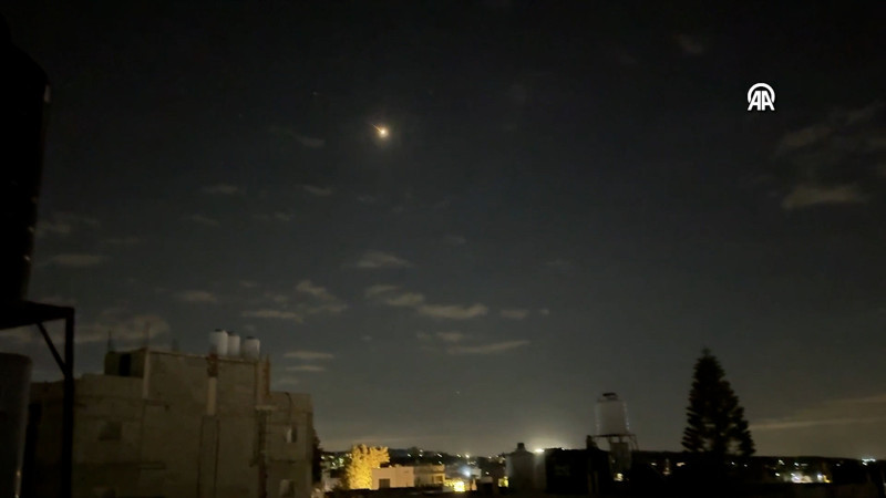 İran'ın İsrail'e misilleme olarak fırlattığı füzeler Batı Şeria semalarında görüntülendi