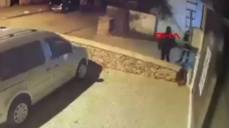 Kadıköy'de merdivenle girdiler, evdekilerin ellerini ve ayaklarını bağlayıp altınları çaldılar