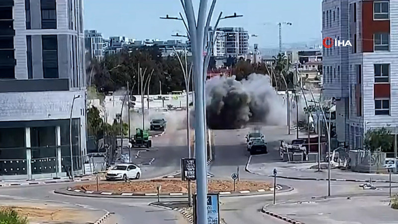 İran'ın İsrail'in merkezine saldırı anı görüntülendi