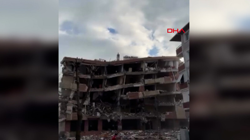 Avcılar’da 5 katlı bina yıkım sırasında çöktü! Korku dolu anlar