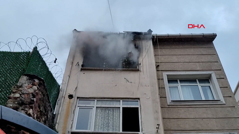 Fatih'te 2 katlı binada yangın!