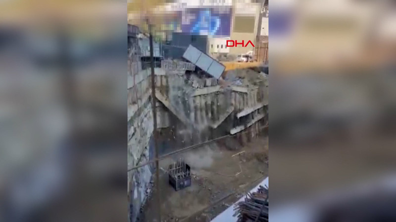 Fenerbahçe Stadyumu'nun yanındaki inşaat duvarının çökme anı kamerada
