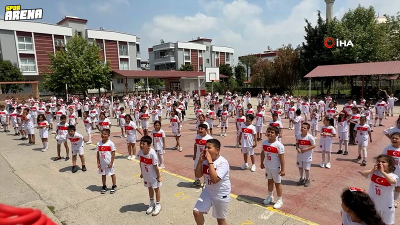 Mersin'de duygulandıran görüntü: 400 öğrenciden Arda Güler’e '10 numara' davet!