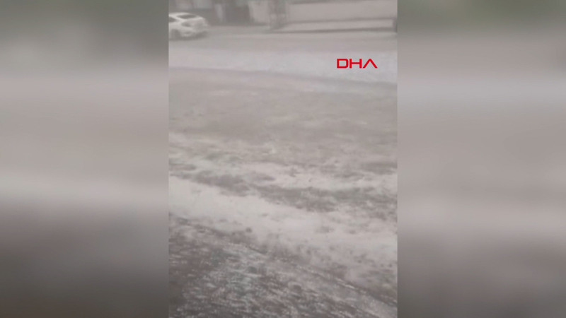 Tokat'ta sağanak ve dolu yağışı: Ev ve iş yerlerini su bastı
