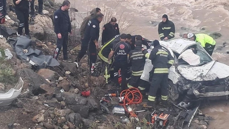 Erzincan'da otomobil, dereye yuvarlandı