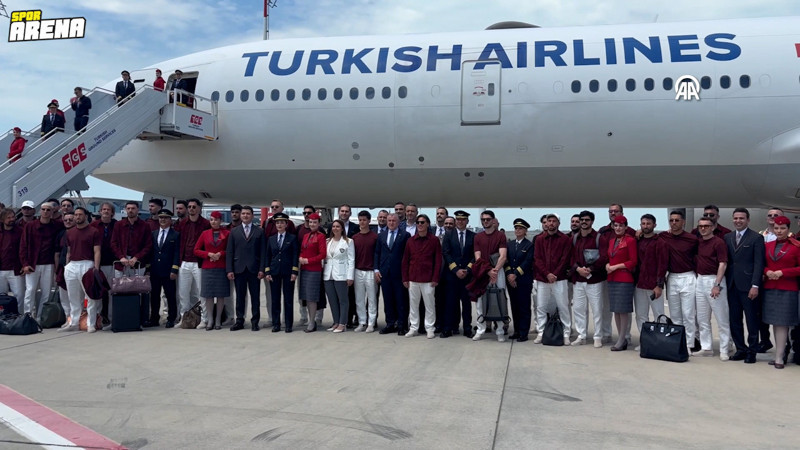 Bakan Bak milli futbolcuları ABD’ye uğurladı